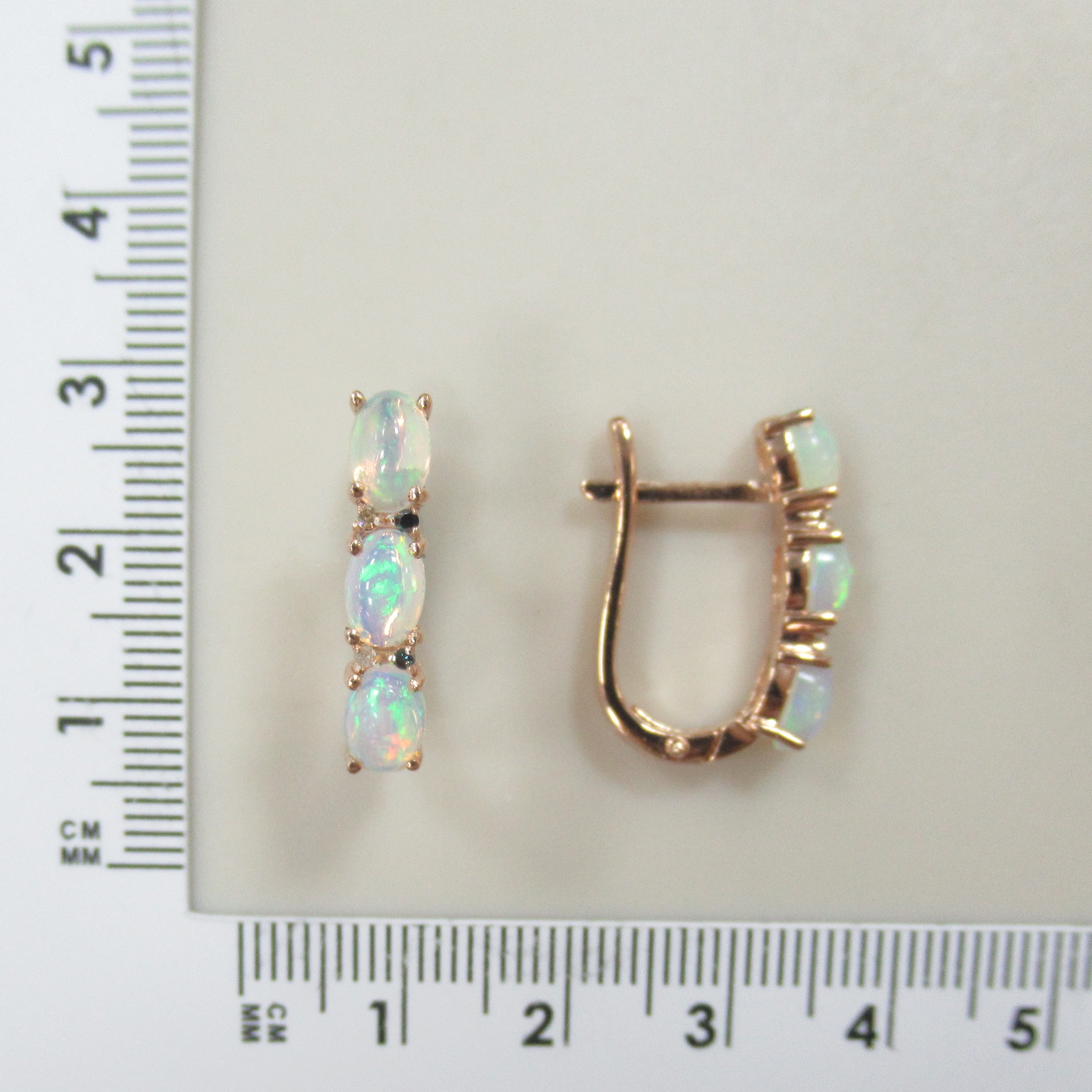 Серебряные серьги с опалами и цветными бриллиантами